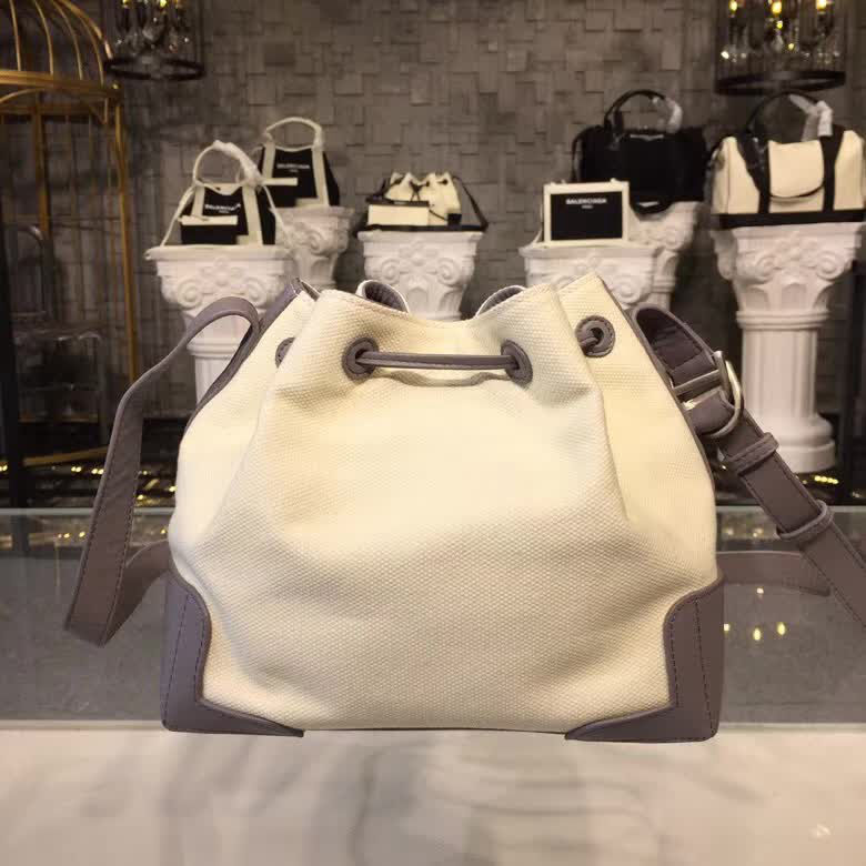 BALENCIAG巴黎世家 帆布 斜挎抽繩桶包  BL1847